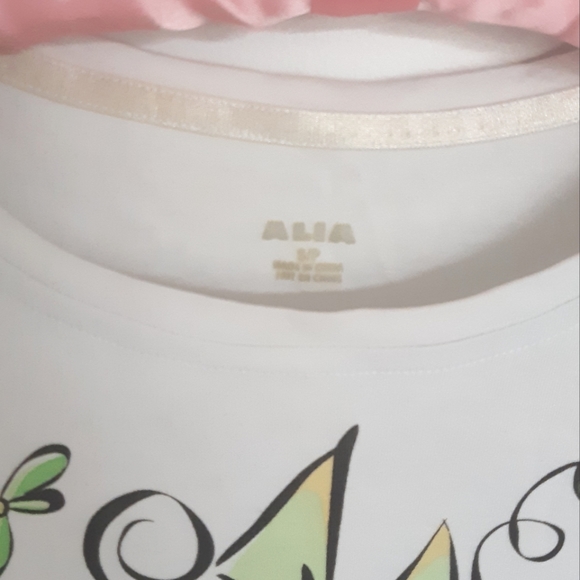 Gift and shoes graphic t-shirt - Picture 4 of 7